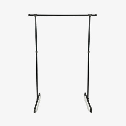 urb.style Zoe freistehender Kleiderständer mit seitlichen Haken. Frontale Ansicht mit weißem Hintergrund.