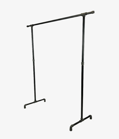 urb.style Zoe freistehender Kleiderständer mit seitlichen Haken. Seitliche Ansicht mit weißem Hintergrund.