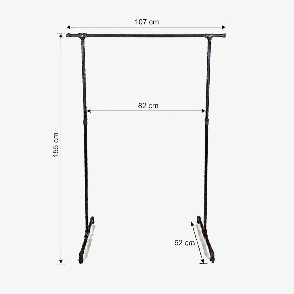 Zoe freistehender Kleiderständer mit seitlichen Haken. Skizze mit Höhe 155cm, Breite 107cm, 82cm zwischen den Stangen und Tiefe 52cm.