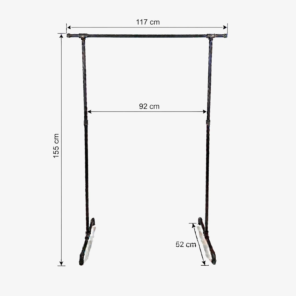 Zoe freistehender Kleiderständer mit seitlichen Haken. Skizze mit Höhe 155cm, Breite 117cm, 92cm zwischen den Stangen und Tiefe 52cm.