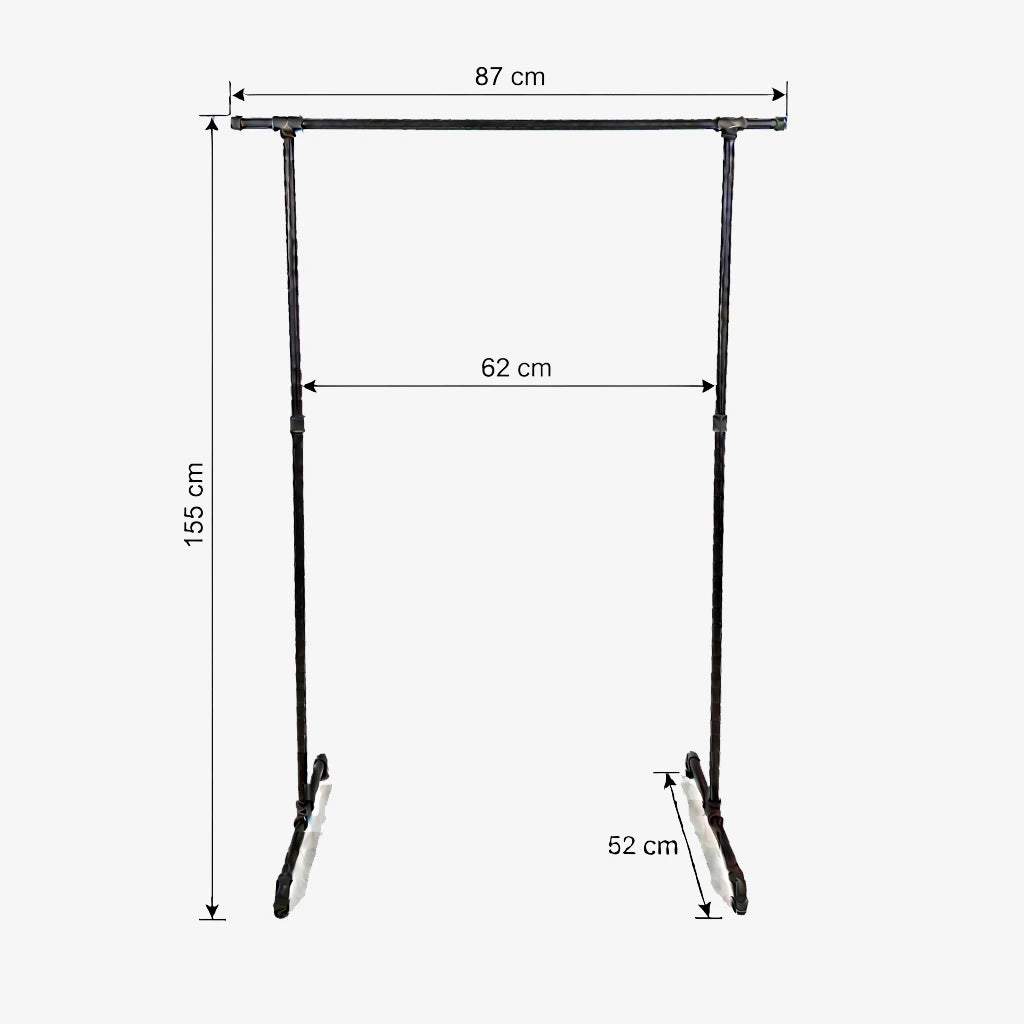 Zoe freistehender Kleiderständer mit seitlichen Haken. Skizze mit Höhe 155cm, Breite 87cm, 62cm zwischen den Stangen und Tiefe 52cm.