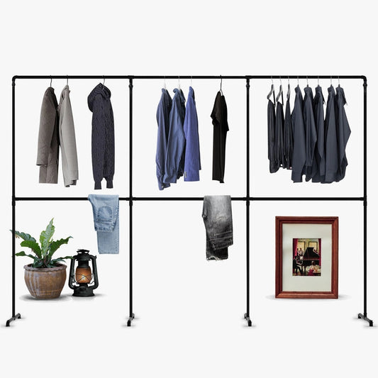 urb.style Max freistehende Kleiderstange mit drei Feldern mit Kleiderbügel Kleidung hängenden Hose ein Bild mit Kleidung mit Pflanze und Bild im Hintergrund